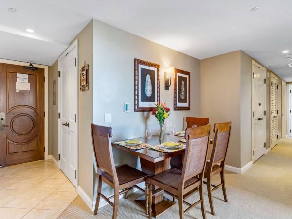 Elegant Corner Suite With Resort Amenities