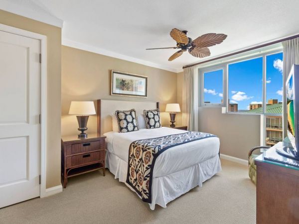 Elegant Corner Suite With Resort Amenities