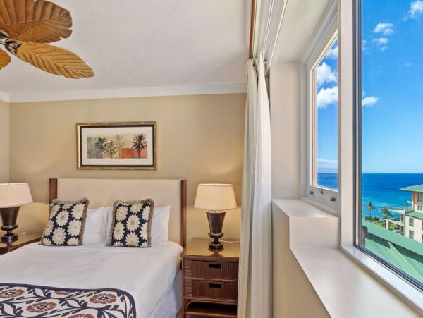 Elegant Corner Suite With Resort Amenities