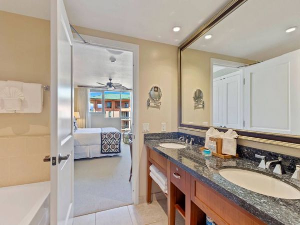 Elegant Corner Suite With Resort Amenities