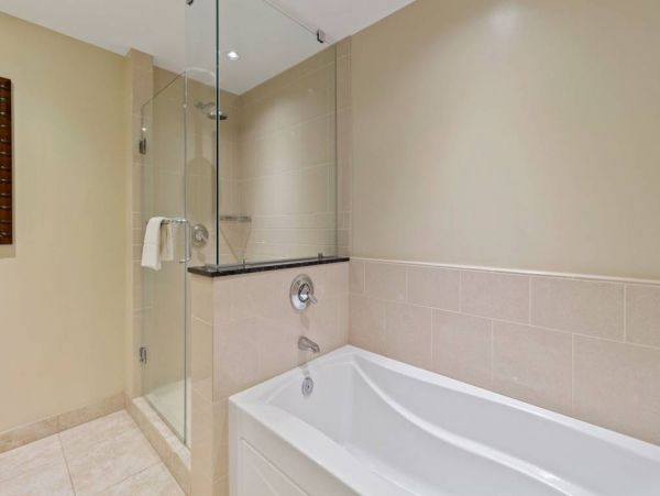Elegant Corner Suite With Resort Amenities