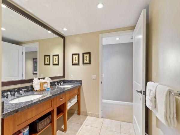 Elegant Corner Suite With Resort Amenities