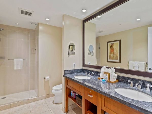 Elegant Corner Suite With Resort Amenities