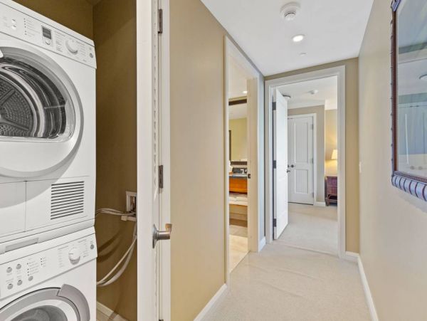 Elegant Corner Suite With Resort Amenities