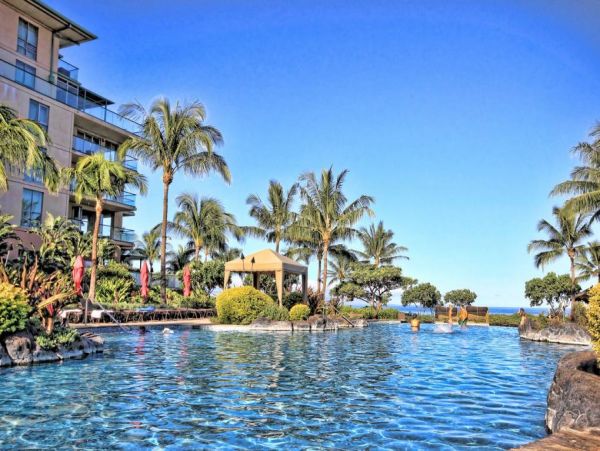 Elegant Corner Suite With Resort Amenities