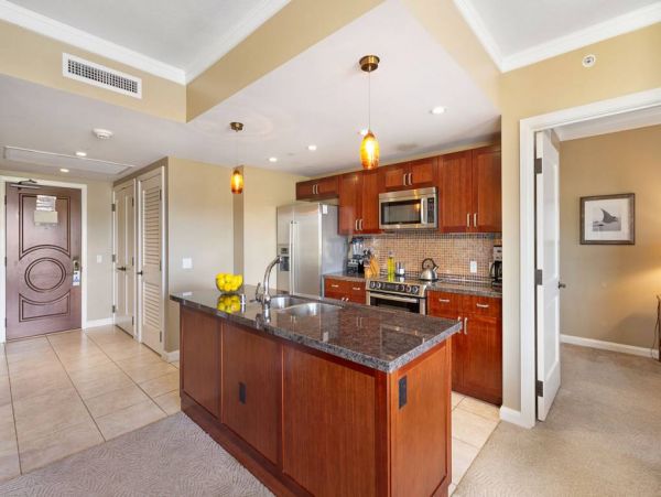 Beautiful & Spacious 2 Bedroom Condo with Ocean Views