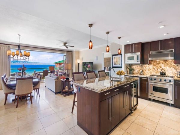 Gorgeous 3 Bedroom Condo with Balcony & Ocean Views