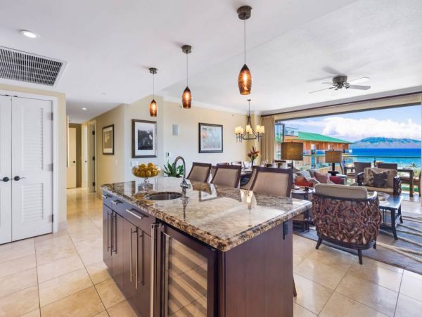 Gorgeous 3 Bedroom Condo with Balcony & Ocean Views