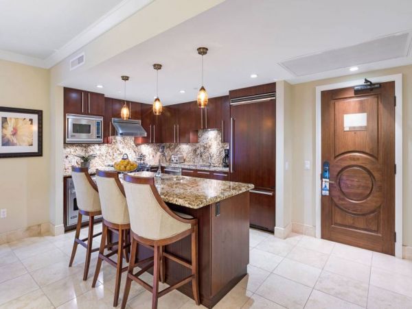 Gorgeous 3 Bedroom Condo with Balcony & Ocean Views