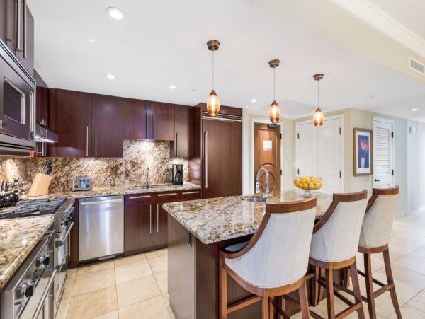Gorgeous 3 Bedroom Condo with Balcony & Ocean Views