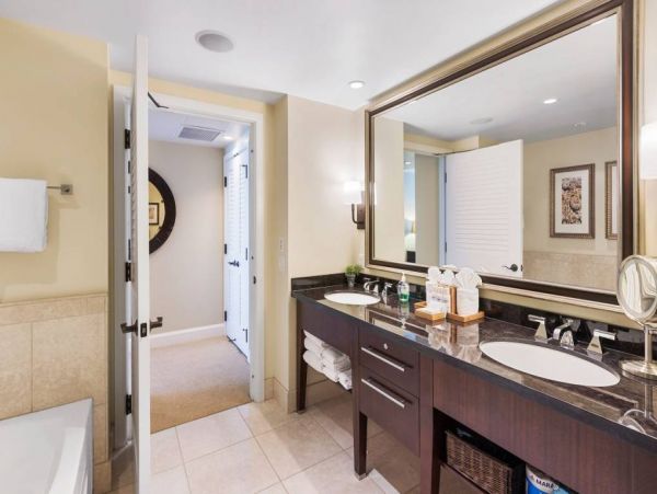 Gorgeous 3 Bedroom Condo with Balcony & Ocean Views