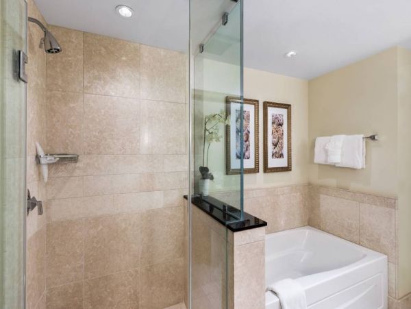 Gorgeous 3 Bedroom Condo with Balcony & Ocean Views