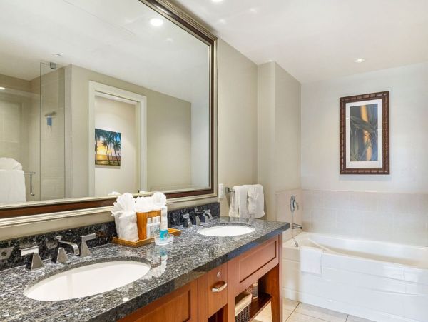 Spacious Ocean View Retreat - Luxury 2-Bedroom Suite