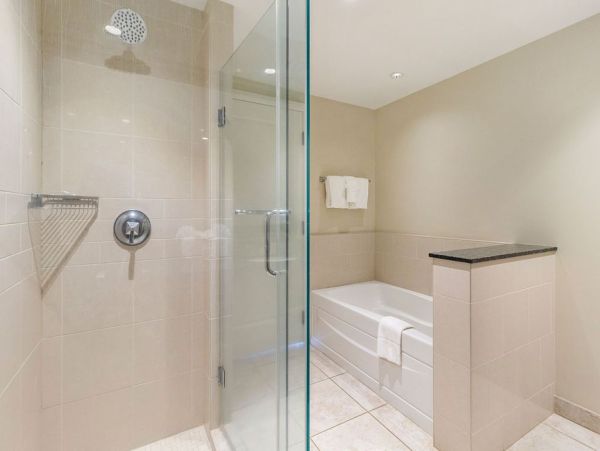 Spacious Ocean View Retreat - Luxury 2-Bedroom Suite