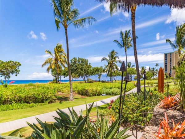 Oceanfront Luxury Rereat with Expansive Views & Premier Amenities