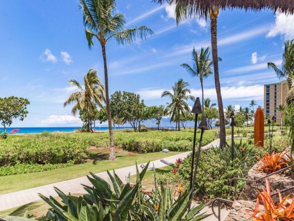 Beautiful 3 Bedroom Oceanfront Residence in Kaanapali