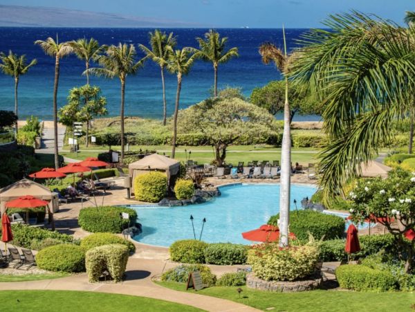 Beautiful Kaanapali Vacation Condo Beachfront with Pool