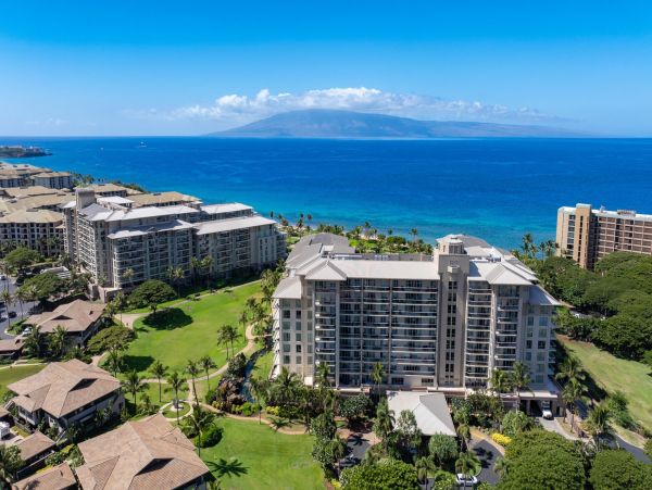Beautiful Kaanapali Vacation Condo Beachfront with Pool