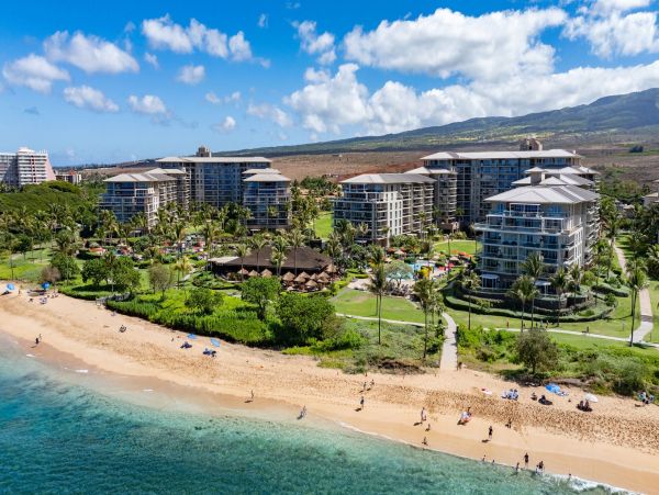 Beautiful Kaanapali Vacation Condo Beachfront with Pool