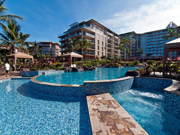 Beautiful Kaanapali Vacation Condo Beachfront with Pool