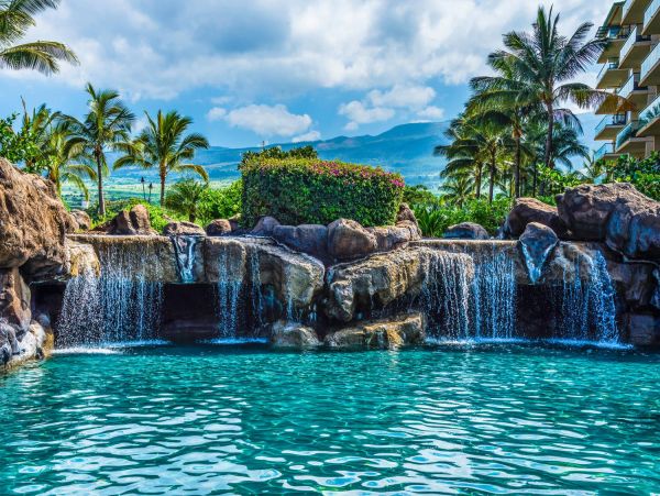Beautiful Kaanapali Vacation Condo Beachfront with Pool