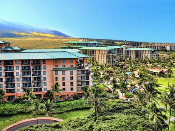 Beautiful Kaanapali Vacation Condo Beachfront with Pool