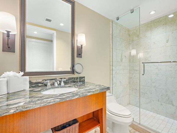 Beautiful Kaanapali Vacation Condo Beachfront with Pool