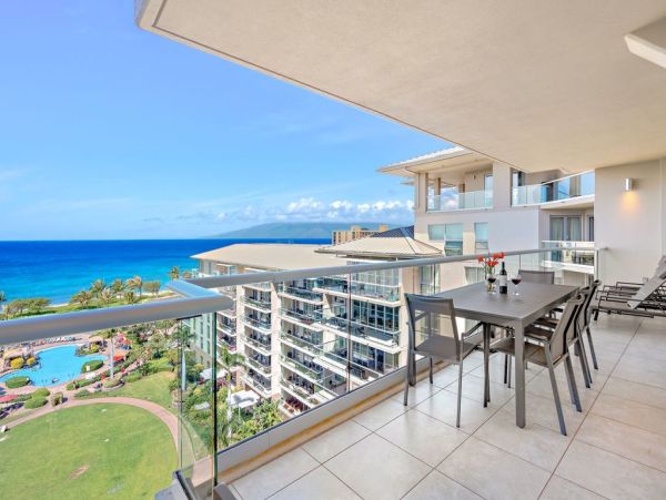 Beautiful Kaanapali Vacation Condo Beachfront with Pool