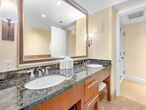 Beautiful Kaanapali Vacation Condo Beachfront with Pool