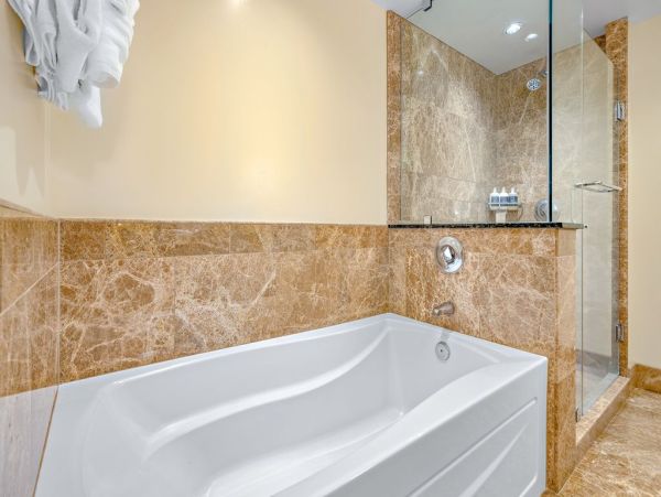 Beautiful Kaanapali Vacation Condo Beachfront with Pool