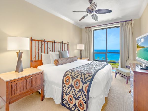 Beautiful Kaanapali Vacation Condo Beachfront with Pool