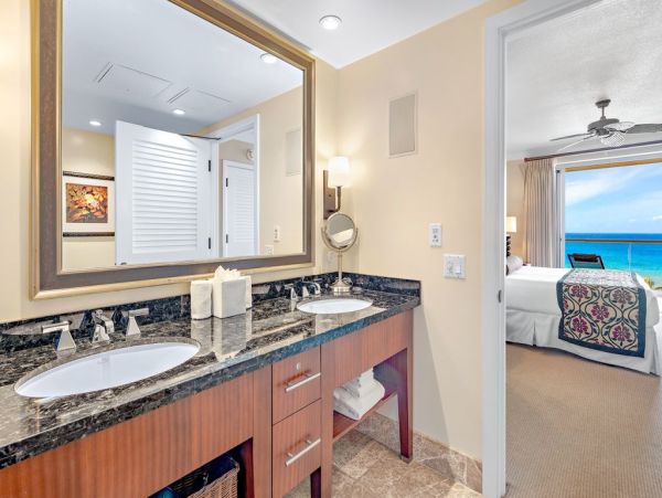 Beautiful Kaanapali Vacation Condo Beachfront with Pool
