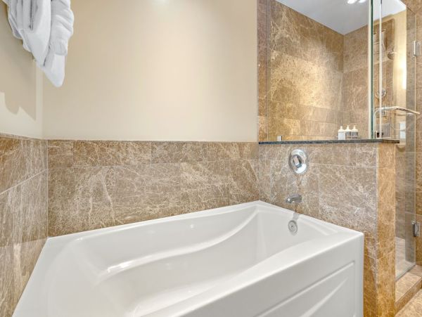 Beautiful Kaanapali Vacation Condo Beachfront with Pool