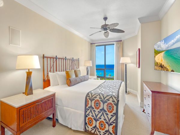 Beautiful Kaanapali Vacation Condo Beachfront with Pool