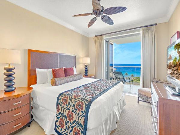 Beautiful Kaanapali Vacation Condo Beachfront with Pool