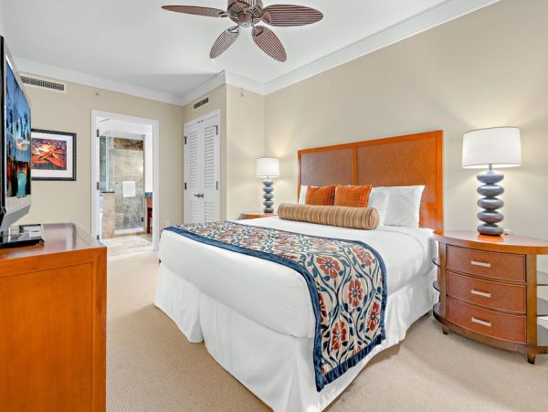 Beautiful Kaanapali Vacation Condo Beachfront with Pool