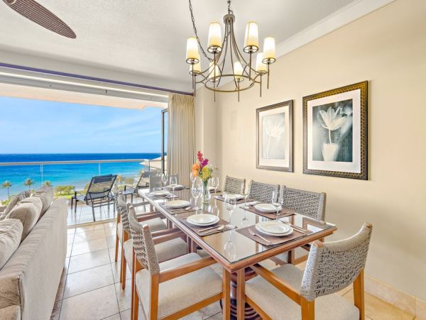 Beautiful Kaanapali Vacation Condo Beachfront with Pool
