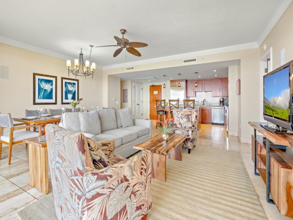 Beautiful Kaanapali Vacation Condo Beachfront with Pool