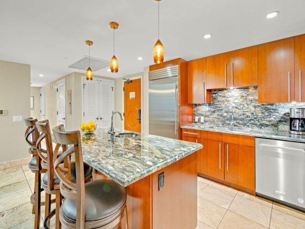 Beautiful Kaanapali Vacation Condo Beachfront with Pool