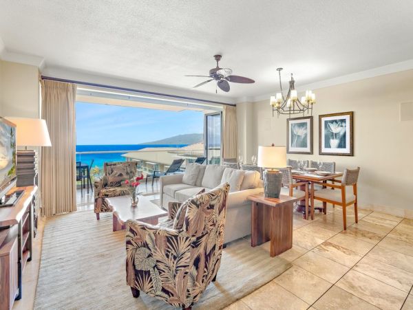 Beautiful Kaanapali Vacation Condo Beachfront with Pool