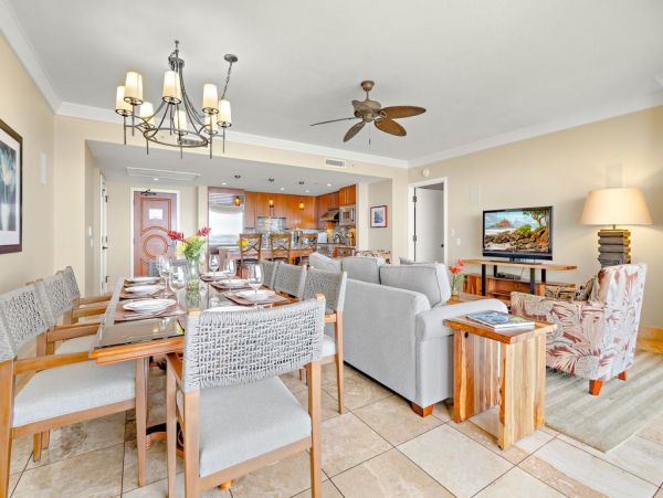 Beautiful Kaanapali Vacation Condo Beachfront with Pool