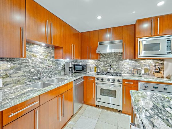 Beautiful Kaanapali Vacation Condo Beachfront with Pool