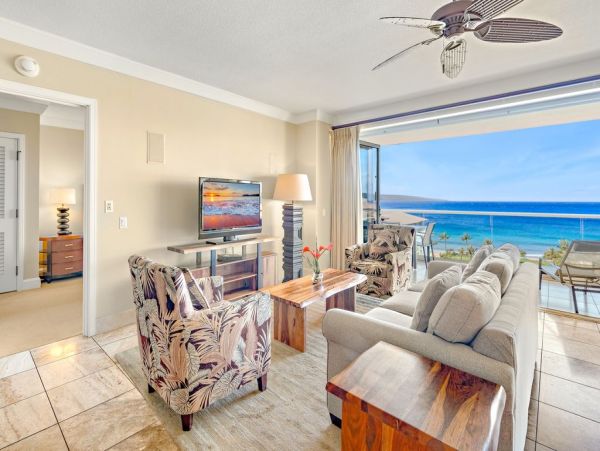 Beautiful Kaanapali Vacation Condo Beachfront with Pool