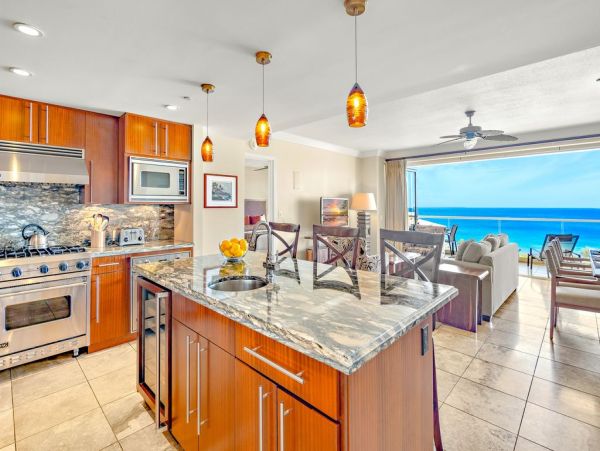 Beautiful Kaanapali Vacation Condo Beachfront with Pool