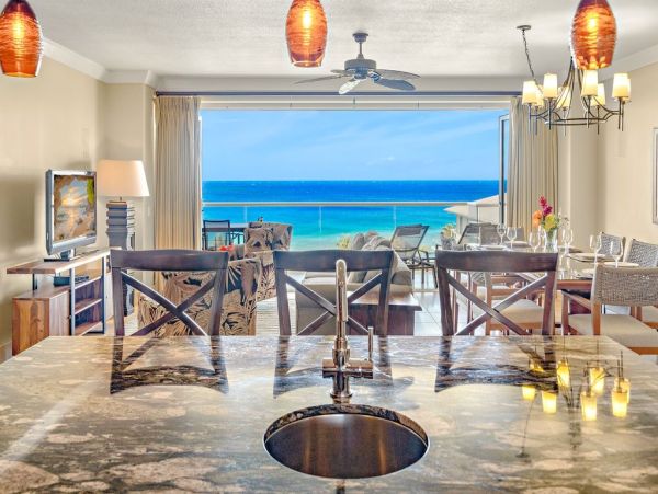 Beautiful Kaanapali Vacation Condo Beachfront with Pool