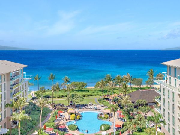 Beautiful Kaanapali Vacation Condo Beachfront with Pool