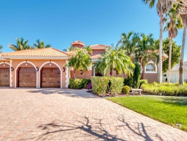 Three Bedrooms Canal Front Rental Home in Cape Coral