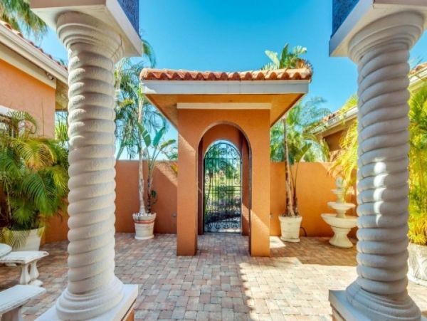 Three Bedrooms Canal Front Rental Home in Cape Coral