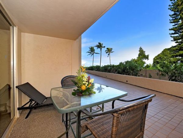Kahana Ocean Front Studio Beach Access & Beach View Sleeps 3