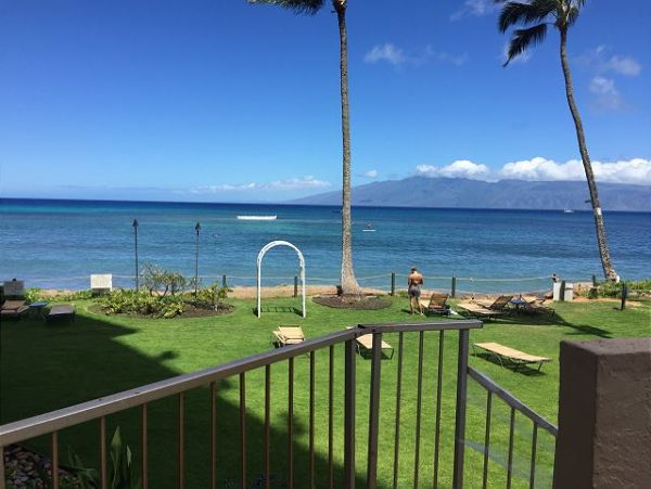 Kahana Ocean Front Studio Beach Access & Beach View Sleeps 3